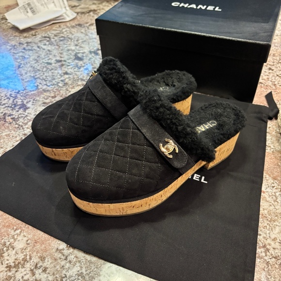 CHANEL Suede Calfskin Shearling Mules, size 38, black - Picture 1 of 2